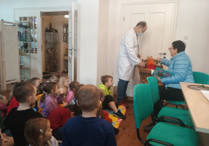 Dzieci słuchają inscenizowanego wiersza o chorym kotku