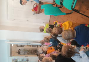 Dzieci słuchają inscenizowanego wiersza o chorym kotku