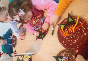 Dzieci wykonują kota z talerzyka papierowego