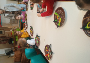 Dzieci wykonują kota z talerzyka papierowego