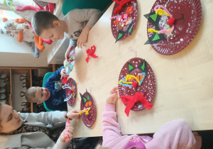 Dzieci wykonują kota z talerzyka papierowego