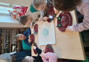 Dzieci wykonują kota z talerzyka papierowego