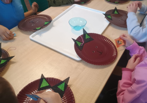 Dzieci wykonują kota z talerzyka papierowego