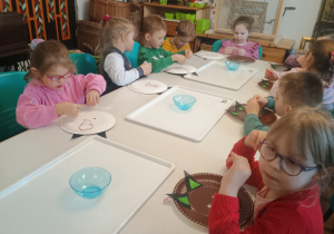 Dzieci wykonują kota z talerzyka papierowego