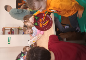 Dzieci wykonują kota z talerzyka papierowego