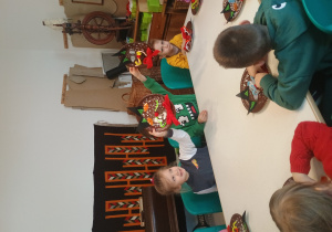 Dzieci wykonują kota z talerzyka papierowego