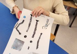 Dziewczynka wycina robota