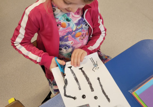 Dziewczynka wycina robota