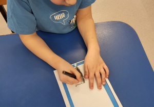 Chłopiec rysuje tablet