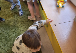 Chłopiec znajduje obrazek pączka