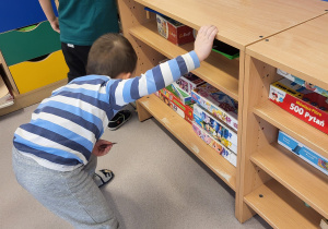 Chłopcy szukają obrazków pączków