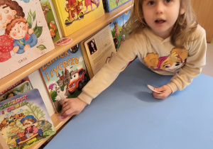 Dziewczynka znajduje obrazek pączka