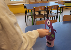 Dziewczynka karmi ciasteczkowego potwora