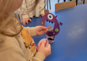 Dziewczynka karmi ciasteczkowego potwora