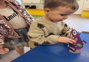 Chłopiec karmi ciasteczkowego potwora