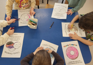 Dzieci wykonują kolorowanki