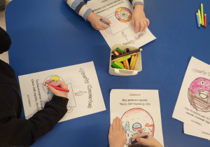 Dzieci wykonują kolorowanki