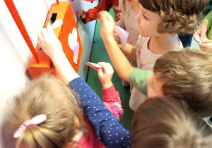 Dzieci wrzucają wykonane przez siebie walentynki do skrzynki