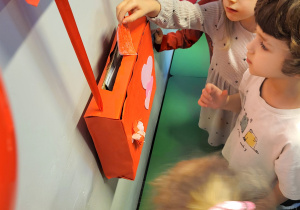 Dzieci wrzucają wykonane przez siebie walentynki do skrzynki