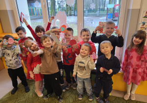 Dzieci pozują z otrzymanymi walentynkami