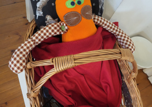 Maskotka kota w wiklinowym koszyku