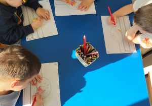 Dzieci kolorują opaski