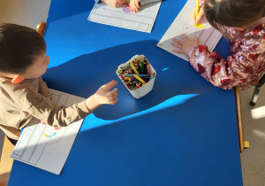 Dzieci kolorują opaski