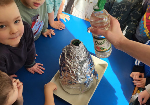 Dzieci obserwują wulkan