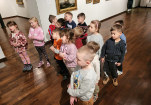 Dzieci patrzą na obraz