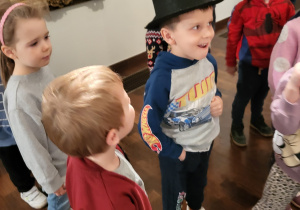 Chłopiec przymierza cylinder