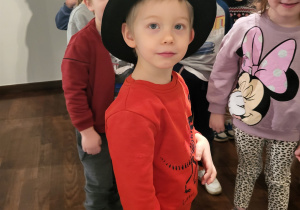 Chłopiec przymierza cylinder