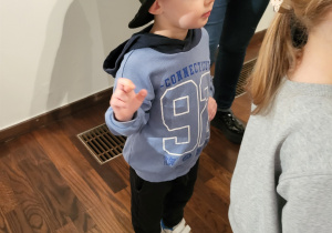 Chłopiec przymierza cylinder