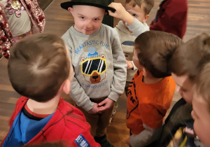 Chłopiec przymierza cylinder