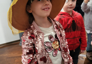 Dziewczynka przymierza kapelusz