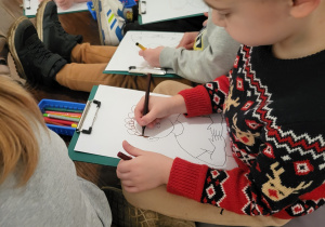 Dzieci rysują portrety