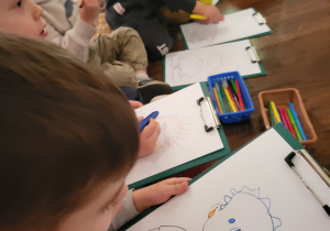 Dzieci rysują portrety
