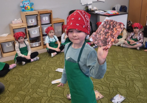 Chłopiec pokazuje obrazek rodzynek