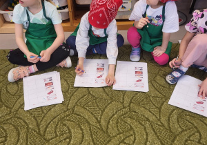 Dzieci zaznaczają rzeczy potrzebne do wykonania żulika