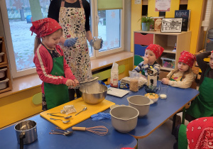 Dziewczynka przesiewa mąkę