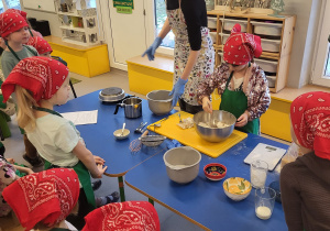 Dziewczynka miesza mąkę z kawą