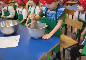 Chłopiec ubija jajka