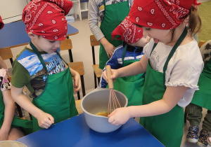 Dziewczynka ubija jajka