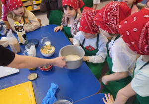 Dzieci oglądają wyrośnięte drożdże