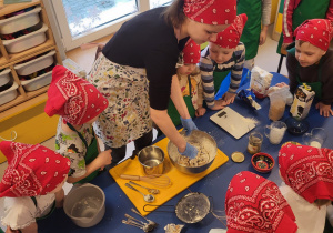 Dzieci obserwują wyrabianie ciasta