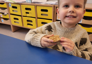 Chłopiec pozuje z żulikiem