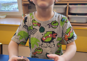 Chłopiec pozuje z żulikiem