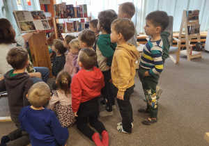 Dzieci oglądają książkę o kotach