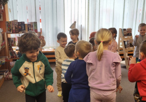 Dzieci pokazują pazurki, udają koty