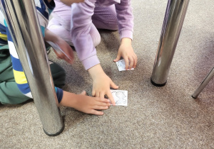 Dzieci szukają obrazków myszek