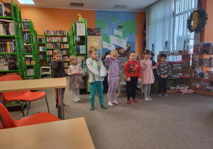 Dzieci stoją w szeregu